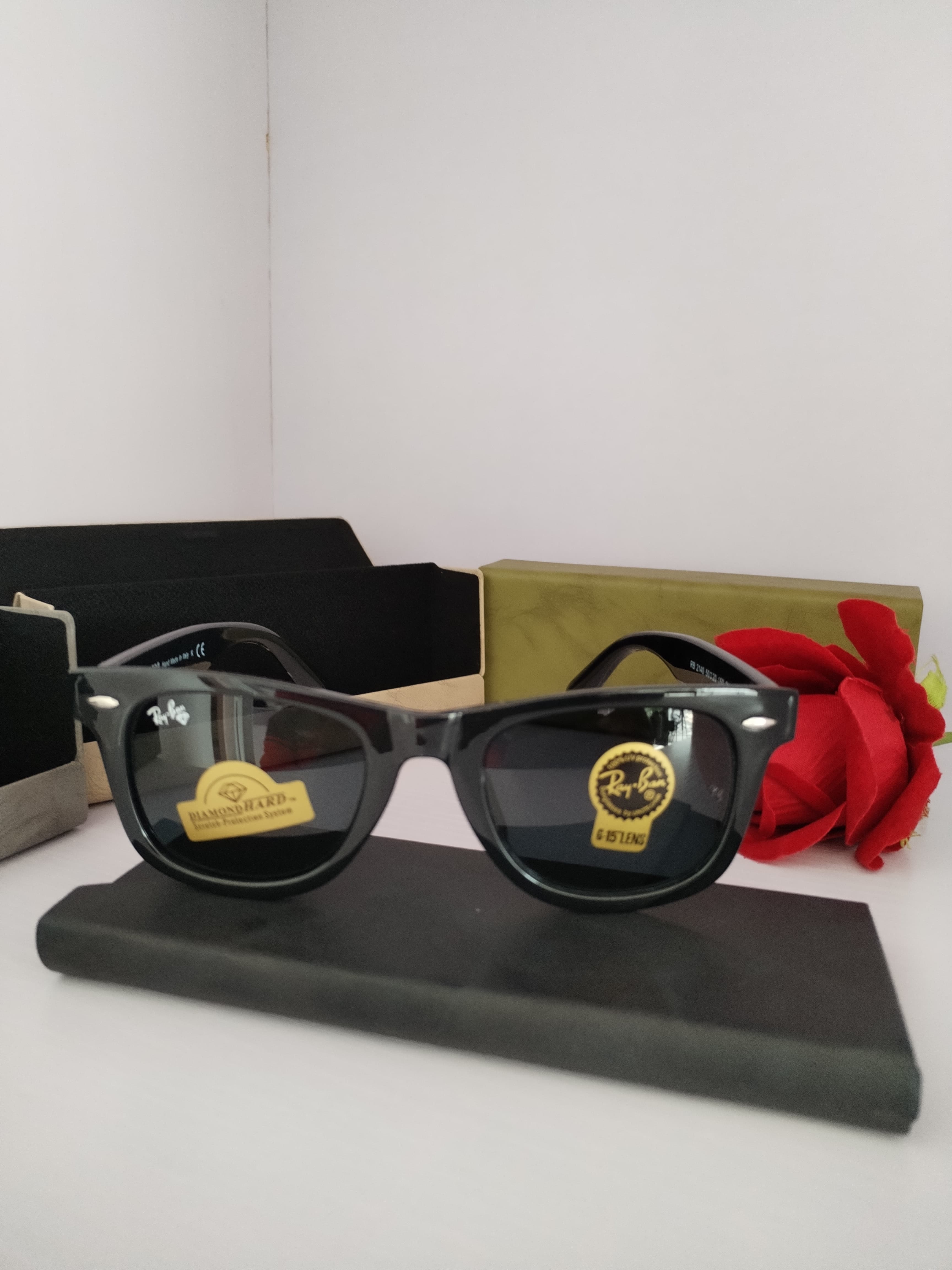 RAY BAN