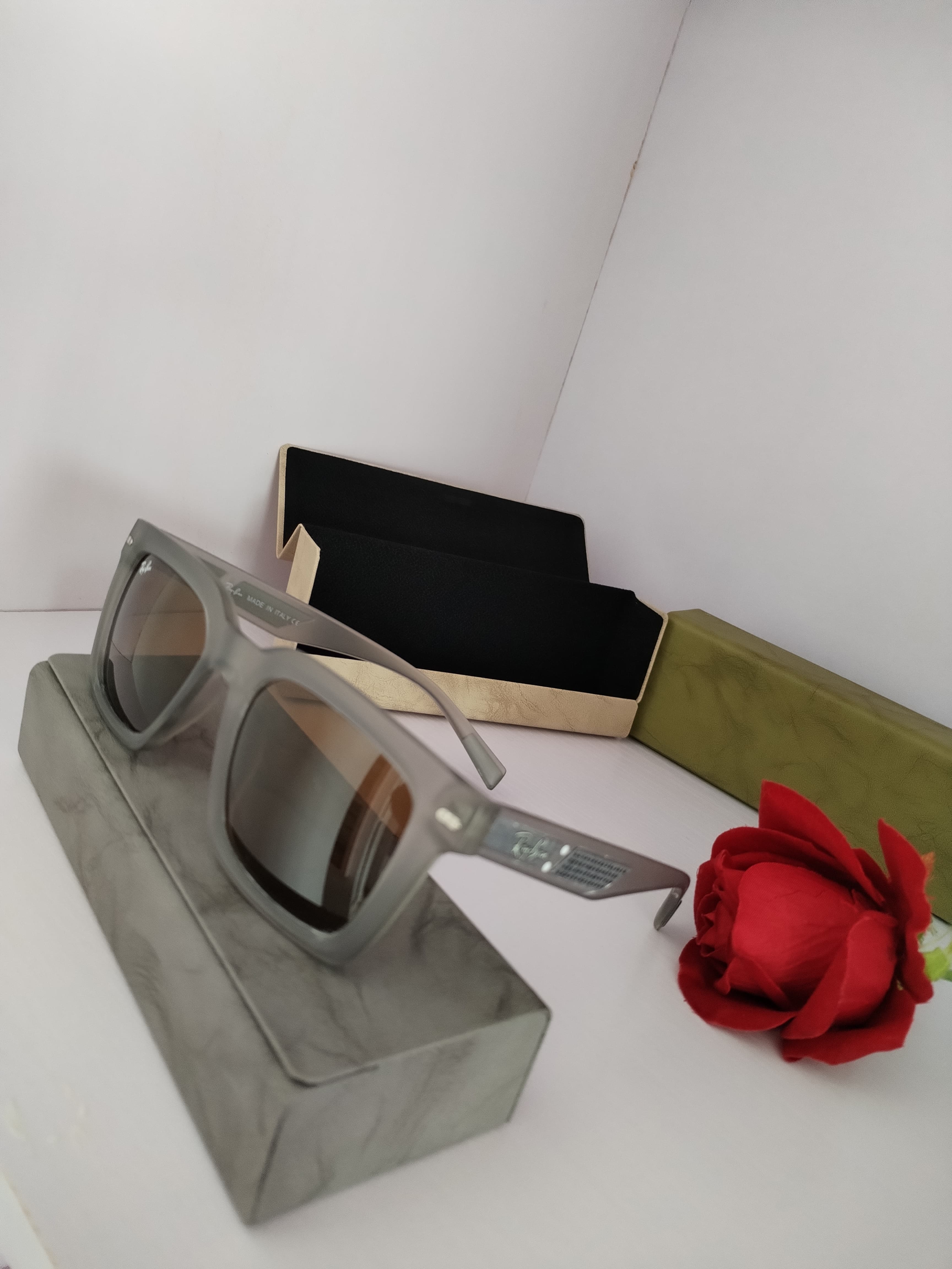 RAY BAN